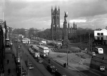 Kilátás a Haymarketre és a St Thomas Churchre, Newcastle upon Tyne, 1956. január (bw fotó)